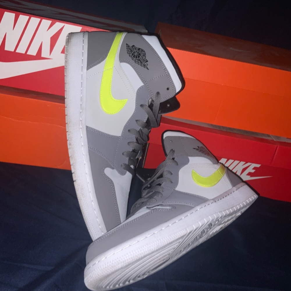 Jordan 1 Mid Gunsmoke Volt Size 12.5 - Picture 2 of 13
